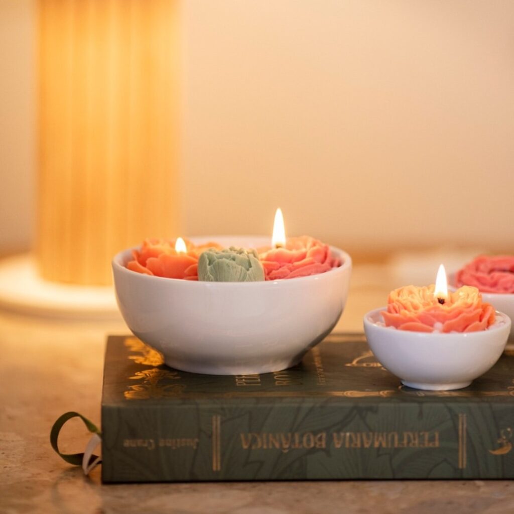 Livros com velas em formatos de flores em cima