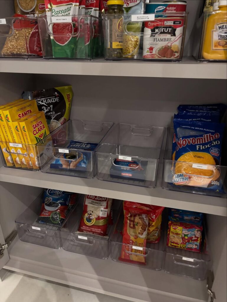 Despensa com cestos organizadores