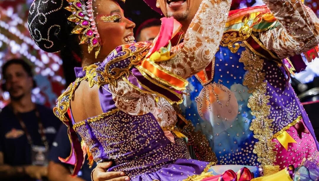 Casal dançando com roupas coloridas