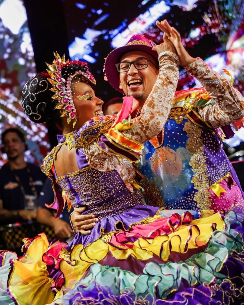Casal dançando com roupas coloridas