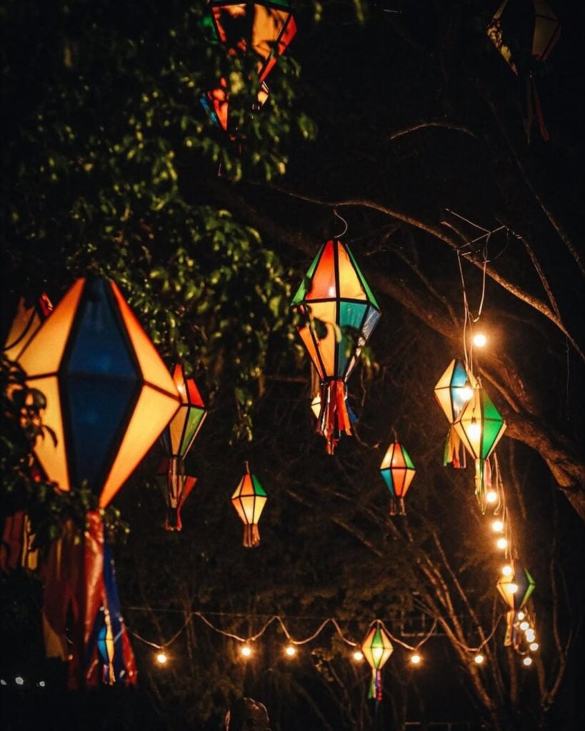 Balões juninos coloridos em meio a noite