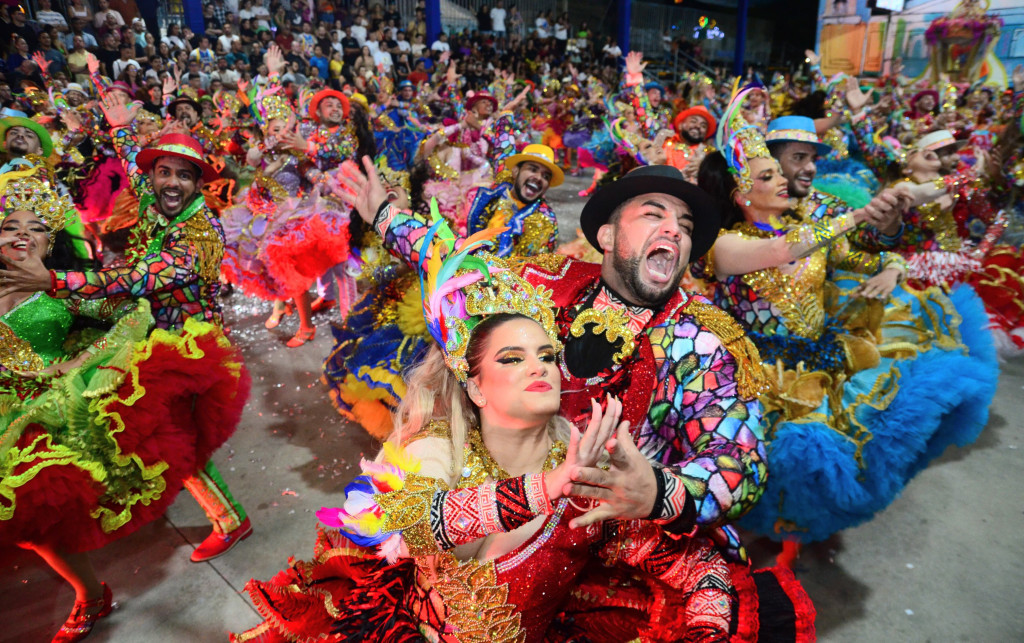 Pessoas com roupas coloridas e glitter