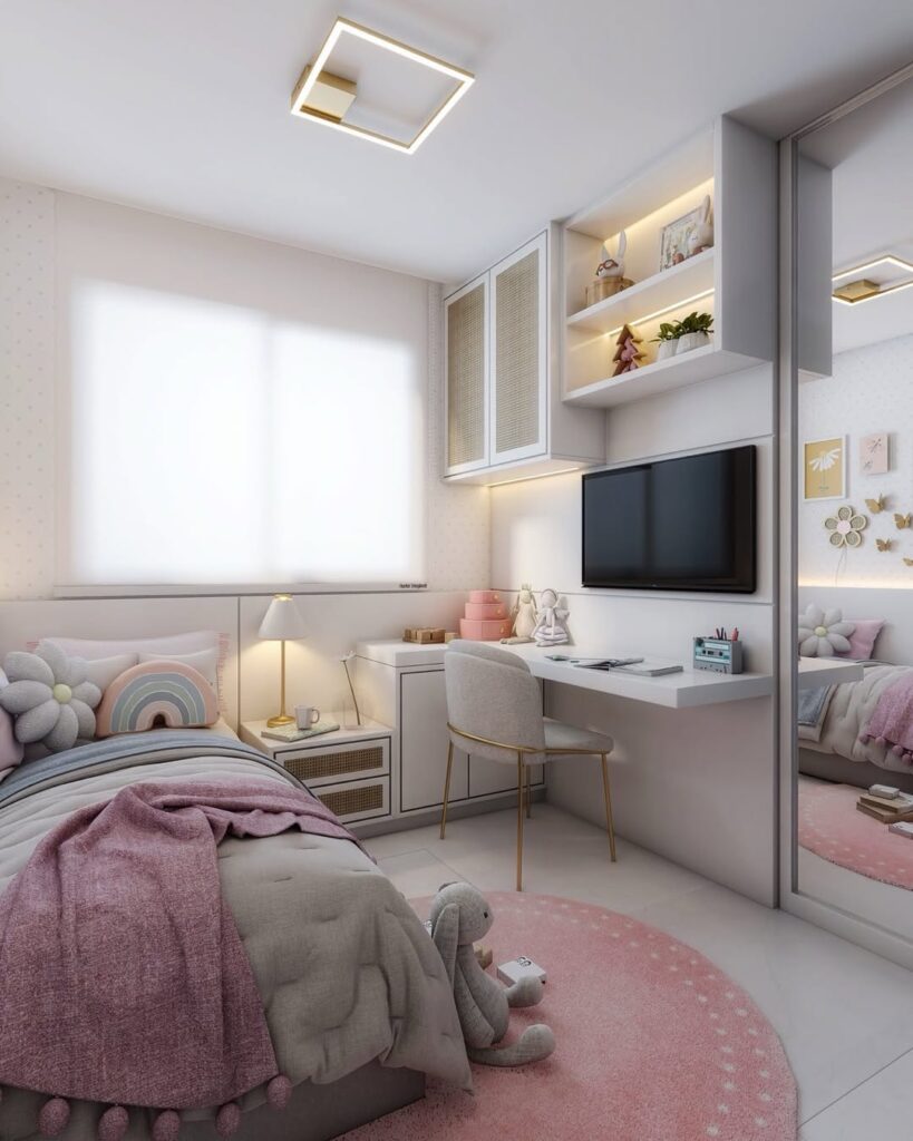 Quarto adolescente feminino branco com detalhes em dourado, escrivaninha suspensa e tapete redondo
