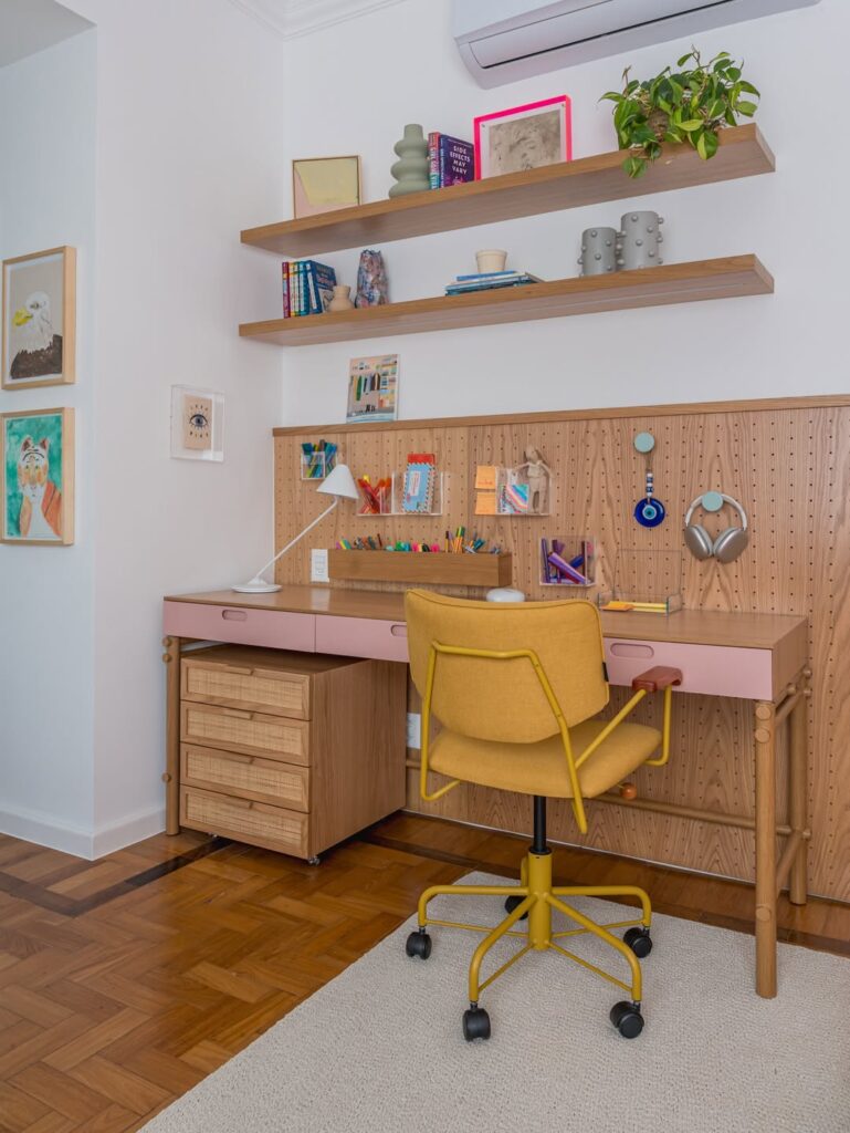 Escrivaninha para quarto adolescente com pegboard, gavetas e cadeira amarela
