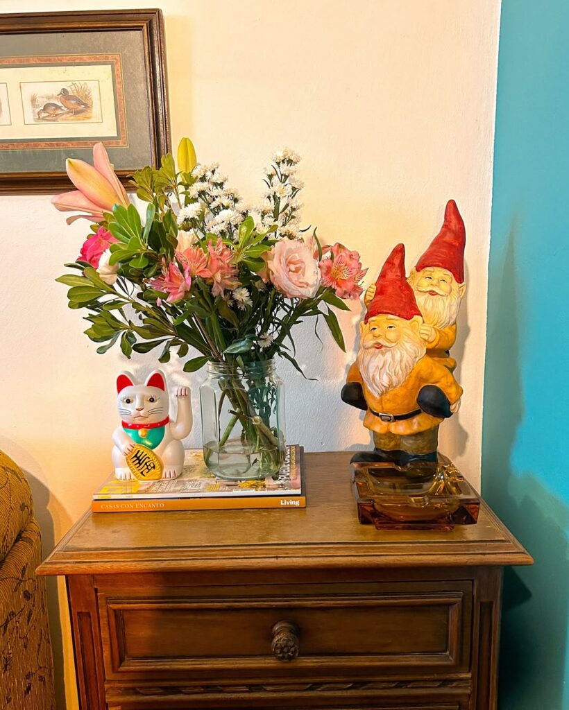 Mesinha de madeira com flores e bibelôs