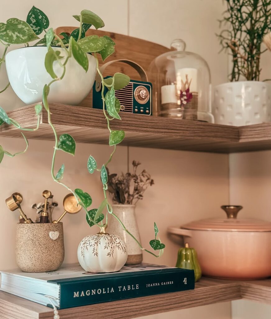 Prateleiras com itens decorativos de cerâmica