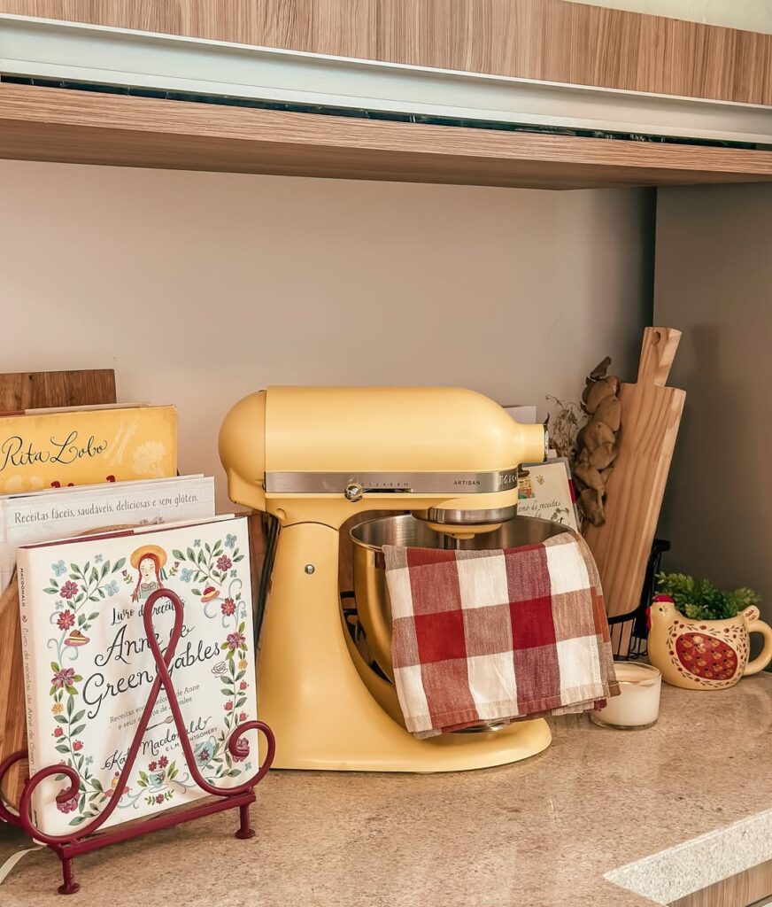 Bancada de armário com batedeira estilo vintagem amarela