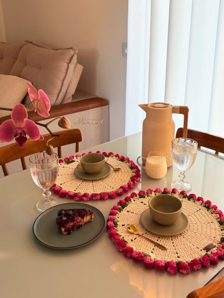 Mesa posta com sousplat de crochê, louça em tom de verde