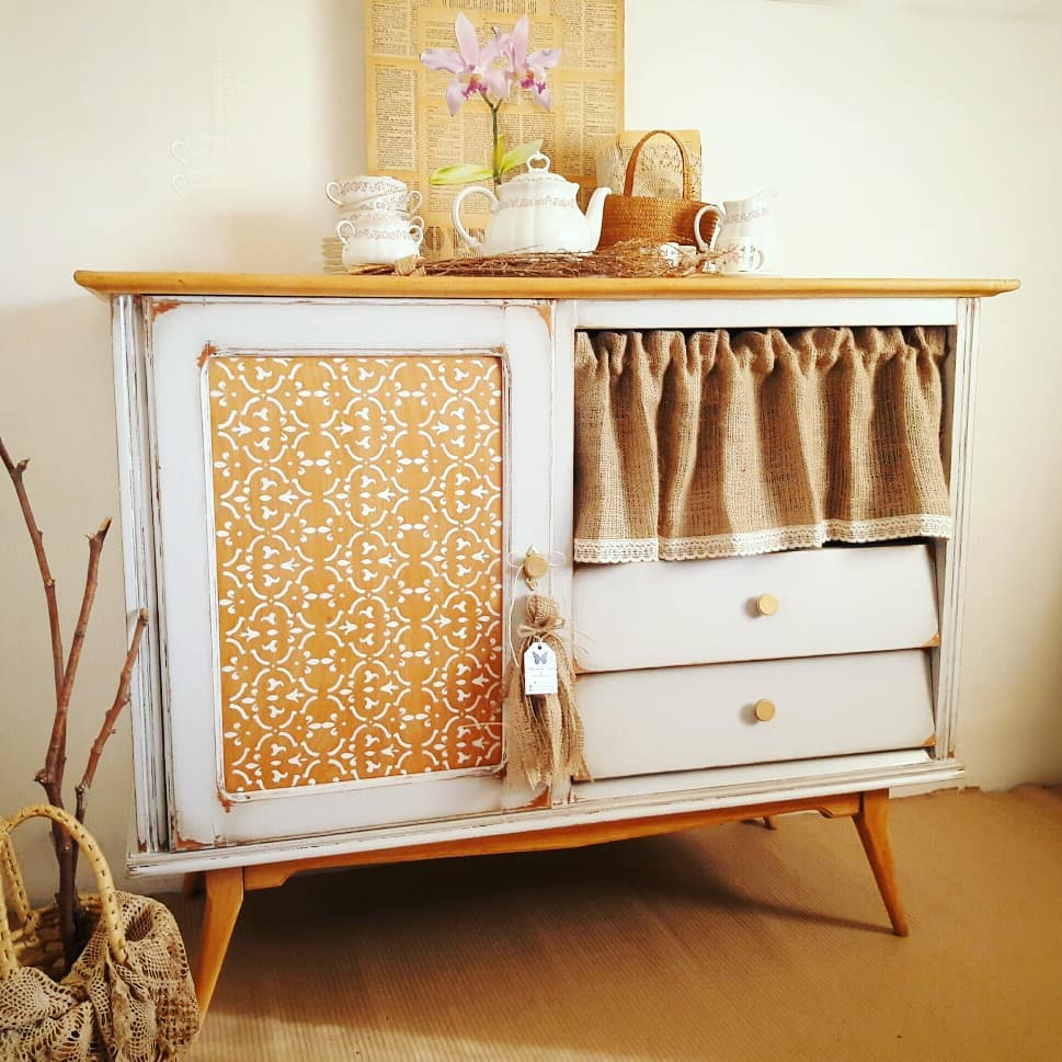 Balcão com gavetas e porta decorada