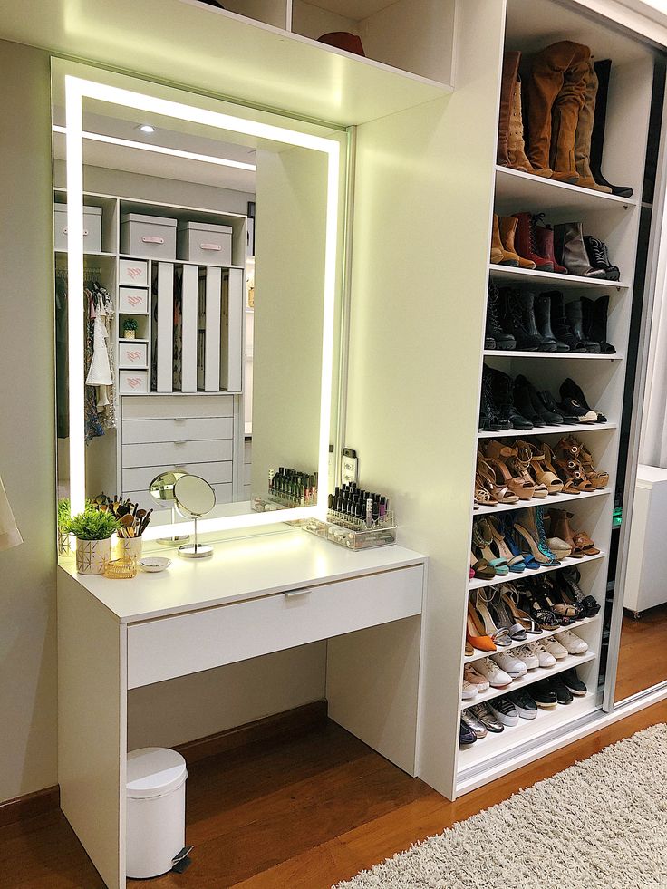 Guarda-roupa com penteadeira branca