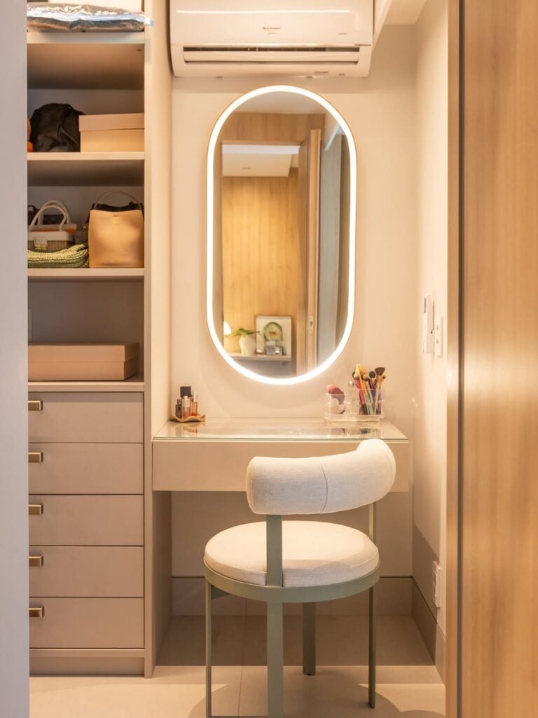 Quarda-roupa com penteadeira anexada e espelho oval com led