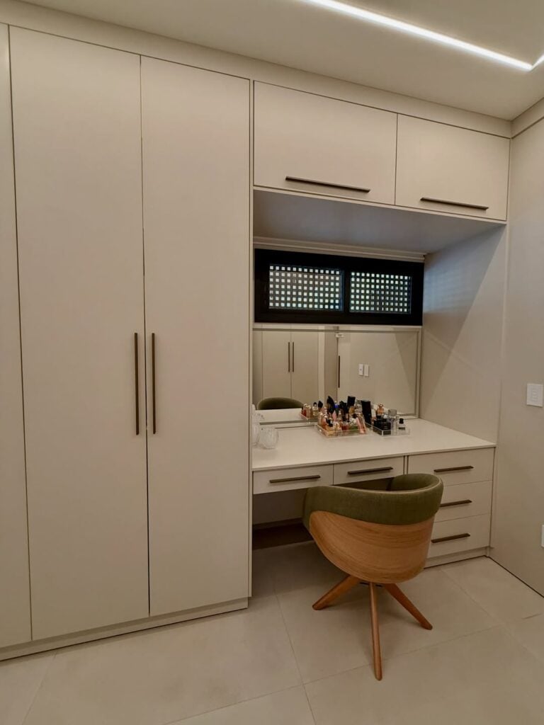 Guarda-roupa claro com penteadeira embutida com gavetas e espelho