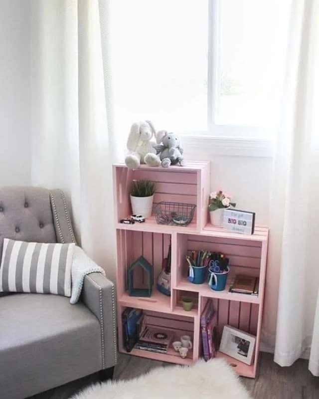 Caixotes de madeira aproveitados como mini estante