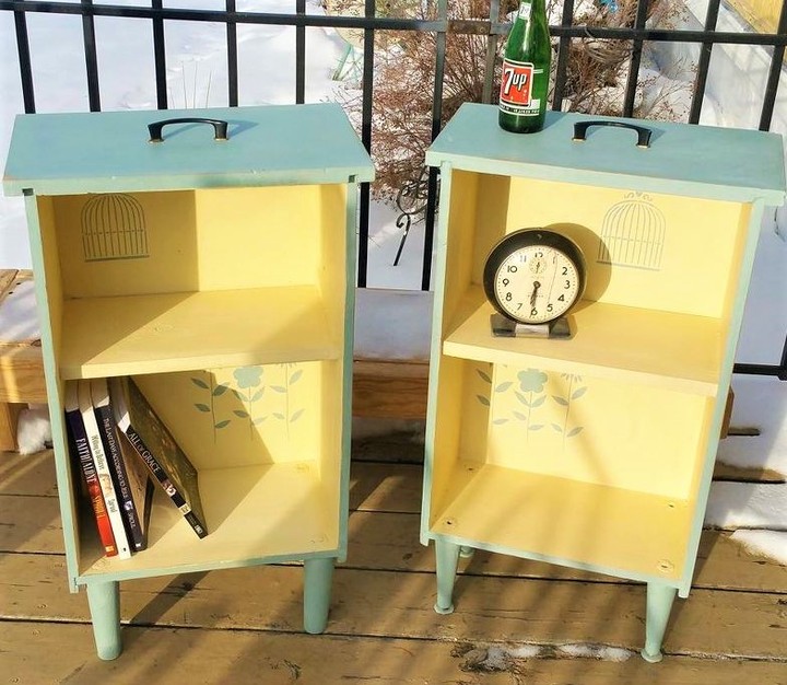 Gavetas com fundo amarelo e azul por fora com prateleira