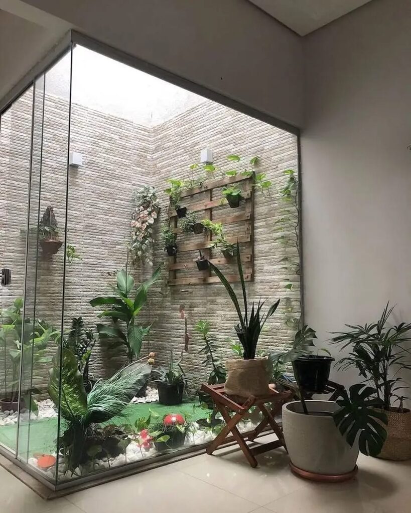 Jardim de inverno com plantas variadas pelo chão e paredes