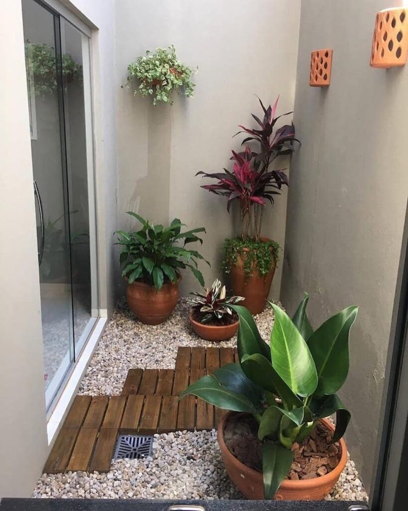 Jardim de inverno com pedras, madeira e plantas