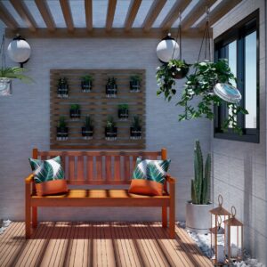 Jardim de inverno com banco de madeira e almofadas, estrado de madeira com vasos na parede, cactus no canto e lanternas decorativas