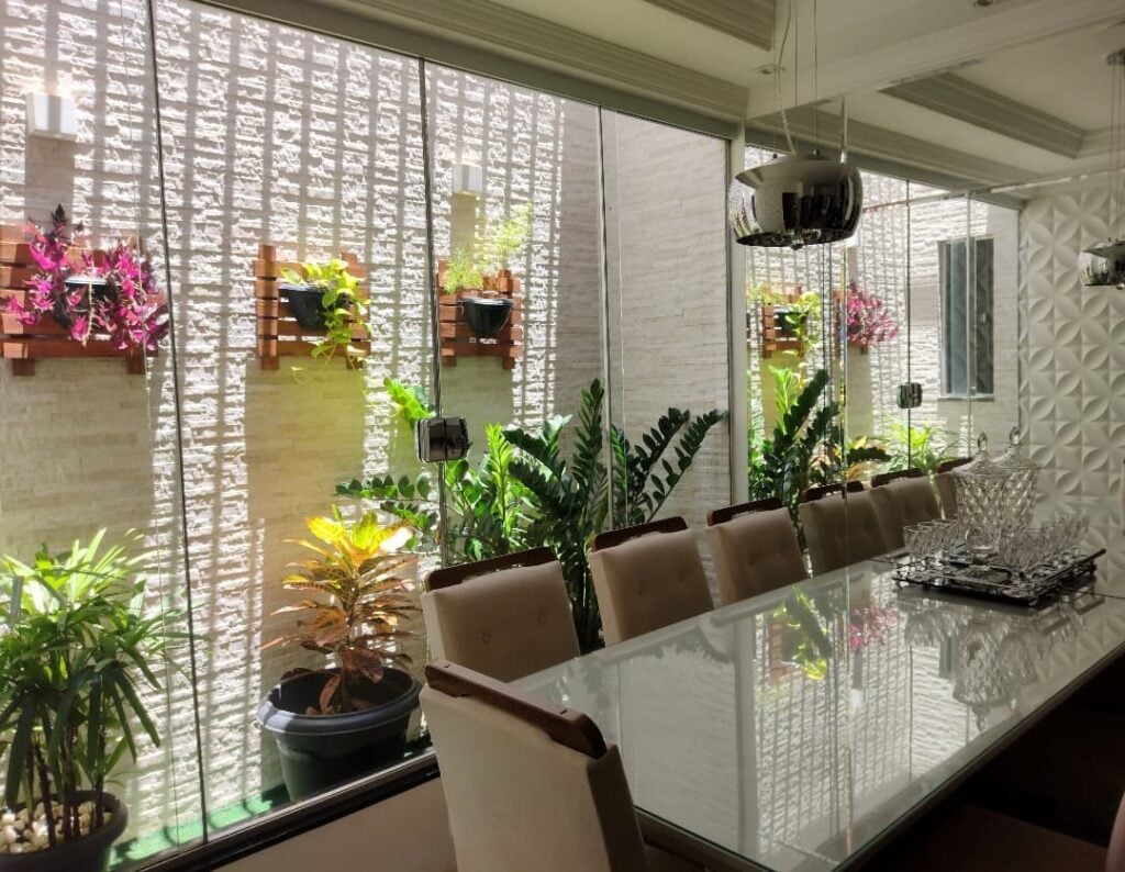 Jardim de inverno ao lado da sala de jantar com vasos variados