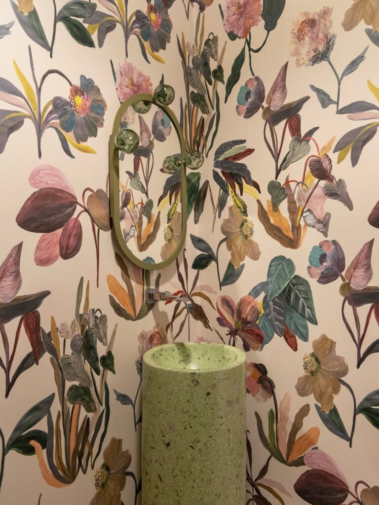 Lavabo com papel de parede