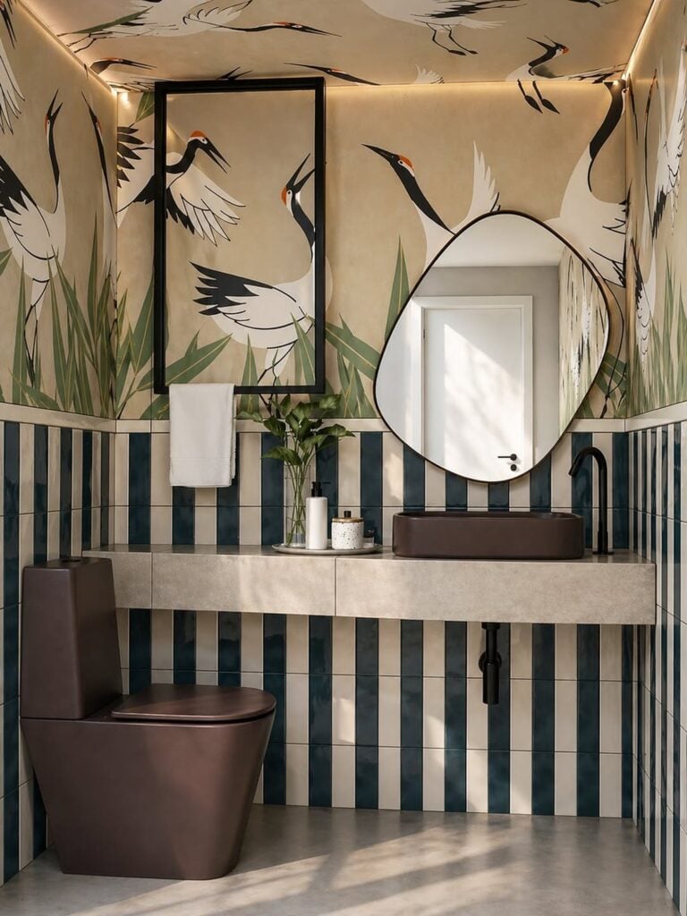 Lavabo com papel de parede e ladrilhos
