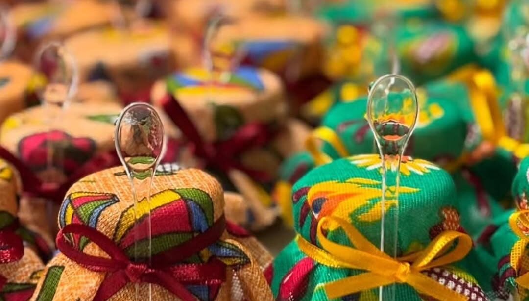 Vidros pequenos com doces e paninhos coloridos na tampa com laço e colherzinhas