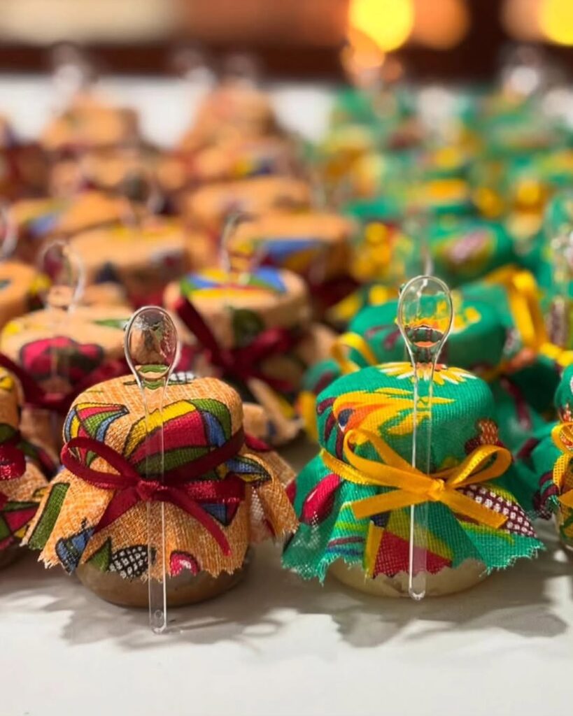 Vidros pequenos com doces e paninhos coloridos na tampa com laço e colherzinhas