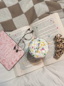 Livros aberto sob a mesa