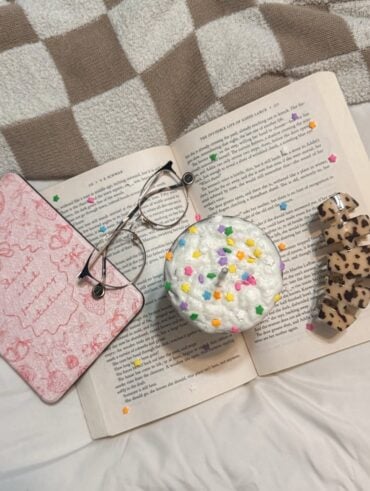 Livros aberto sob a mesa