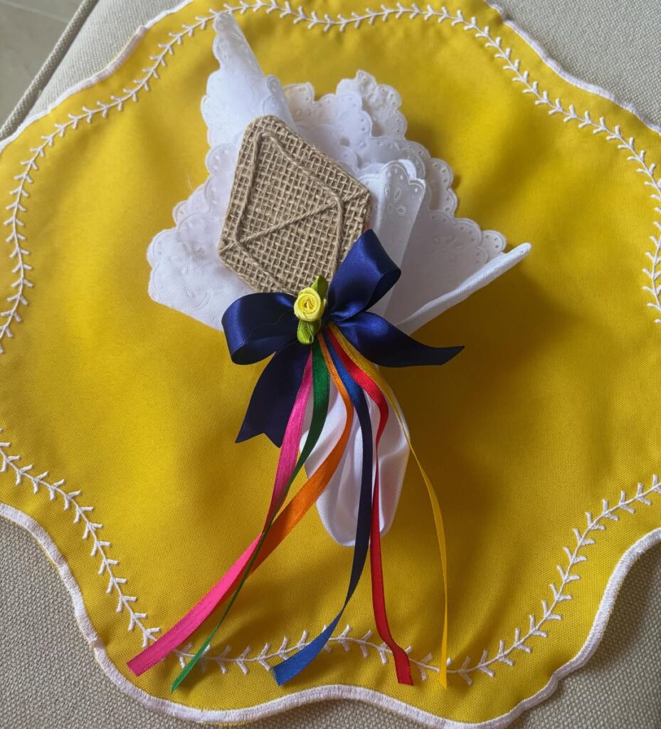 jogo americano amarelo com detalhe branco, guardanapo branco com balão junino e fitas coloridas