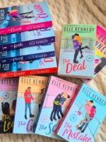 Livros da Elle Kennedy dispostos