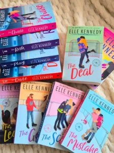 Livros da Elle Kennedy dispostos