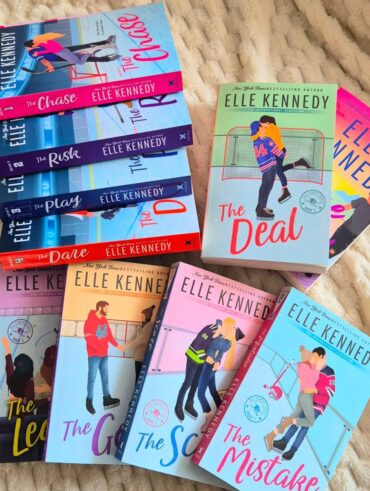 Livros da Elle Kennedy dispostos