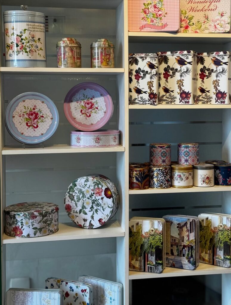 Prateleiras com latas decoradas