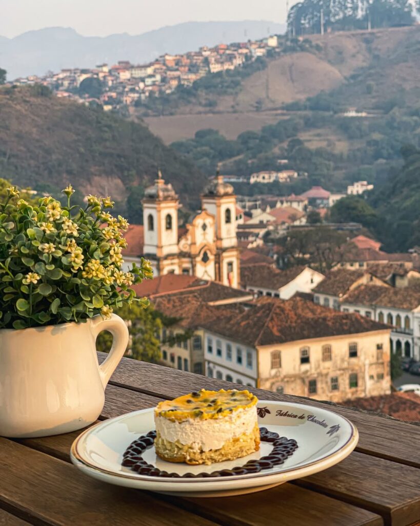 Prato com doce de maracujá e ao fundo uma igreja em Ouro Preto, MG