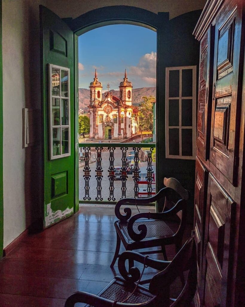 Vista de dentro de uma casa para uma igreja em Ouro Preto