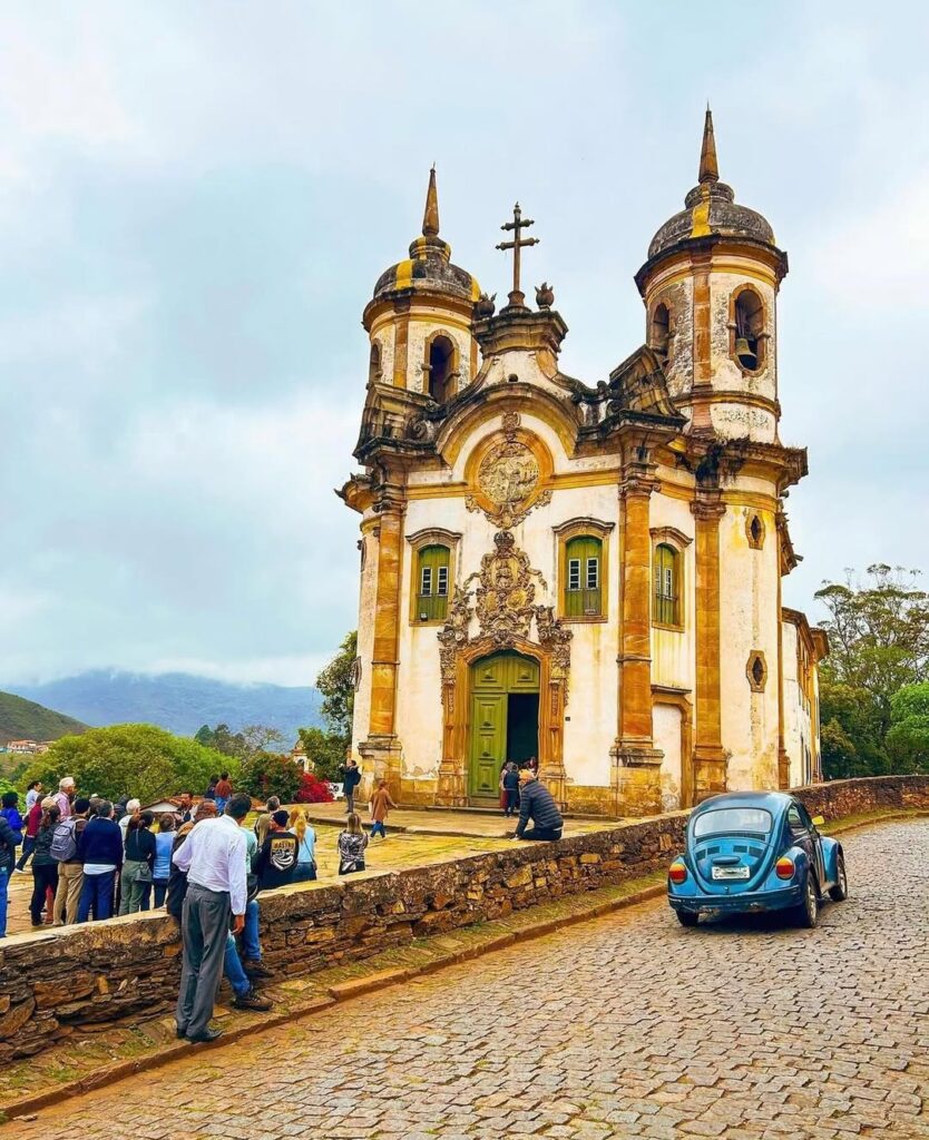 Igreja São Francisco de Assis com pessoas na frente