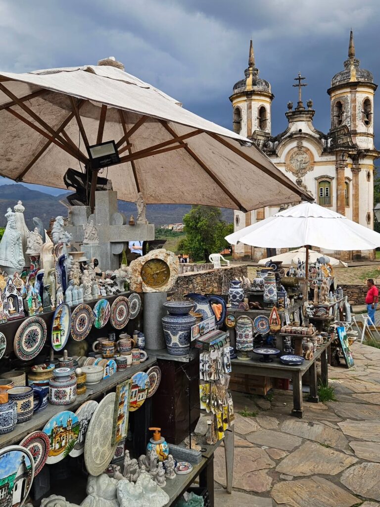 Feira de Pedra Sabão e a Igreja São Francisco de Assis ao fundo