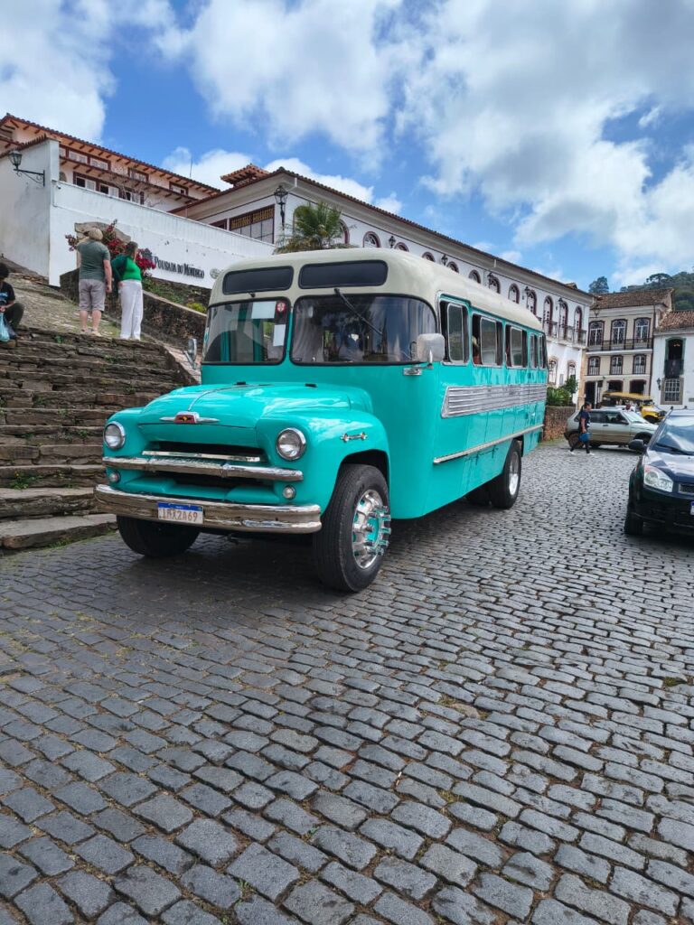 Jardineira azul e branca