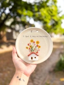Pratinho decorativo para parede de cerâmica fria com casinha e flores