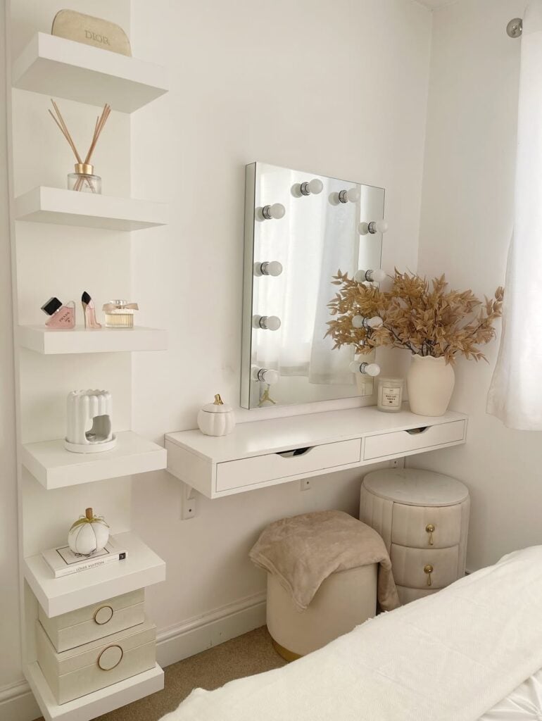Quarto branco com penteadeira branca suspensa e minimalista