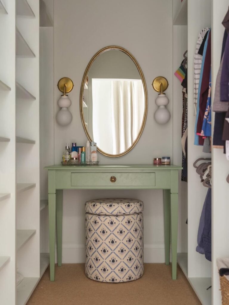 Penteadeira verde em meio ao closet