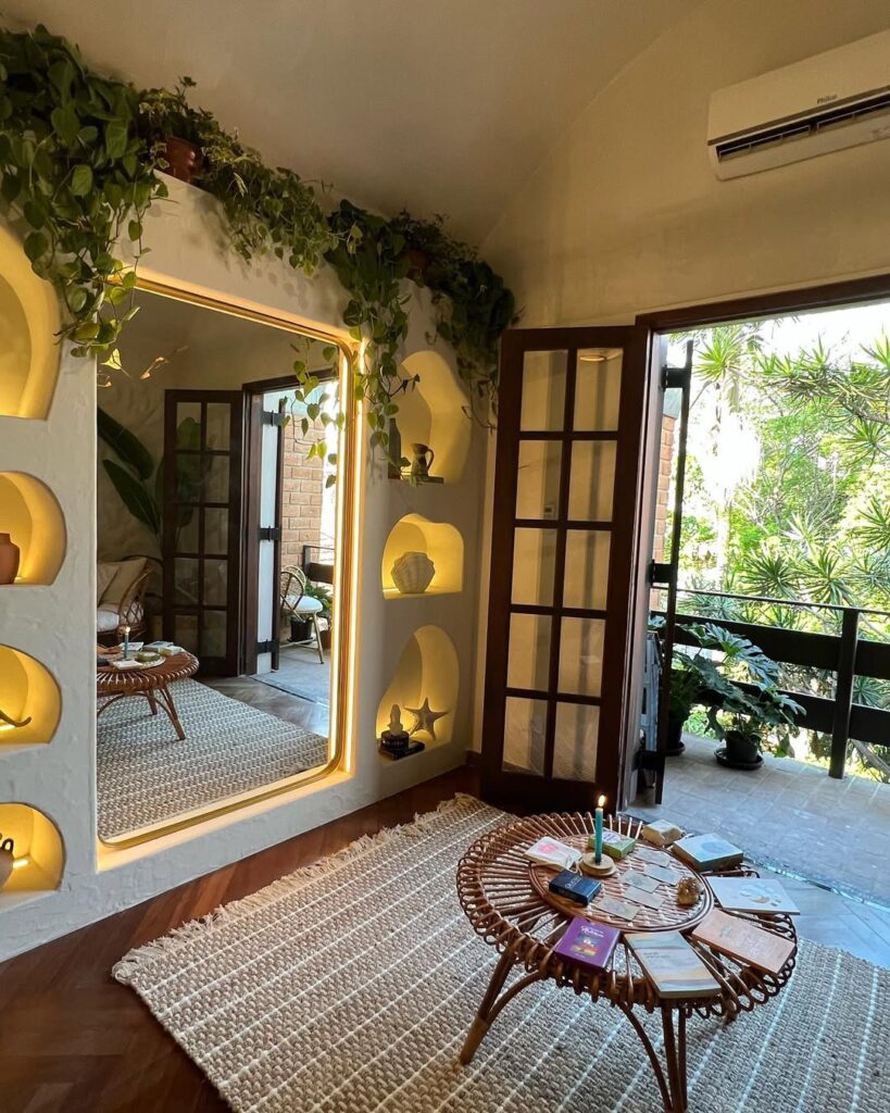 Ambiente com nichos orgânicos embutidos na parede com iluminação amarela