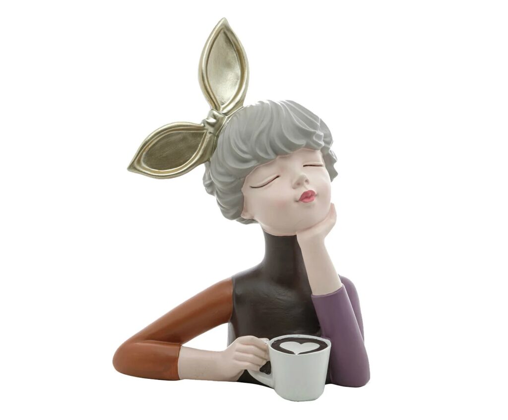 Boneca com xícara