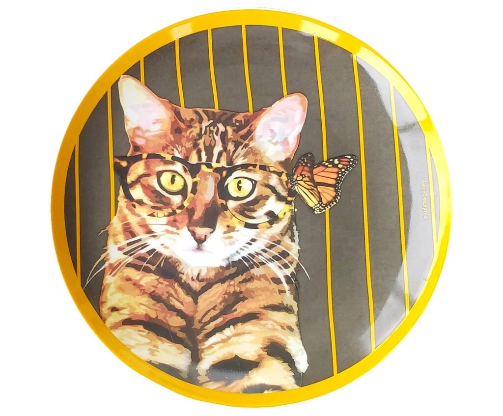 Prato com gato e borboleta