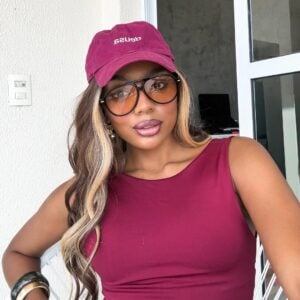 Mulher de pele preta, com looks roxinho