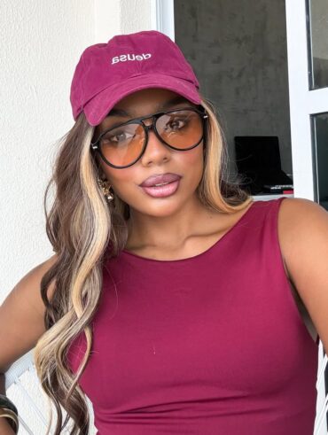 Mulher de pele preta, com looks roxinho