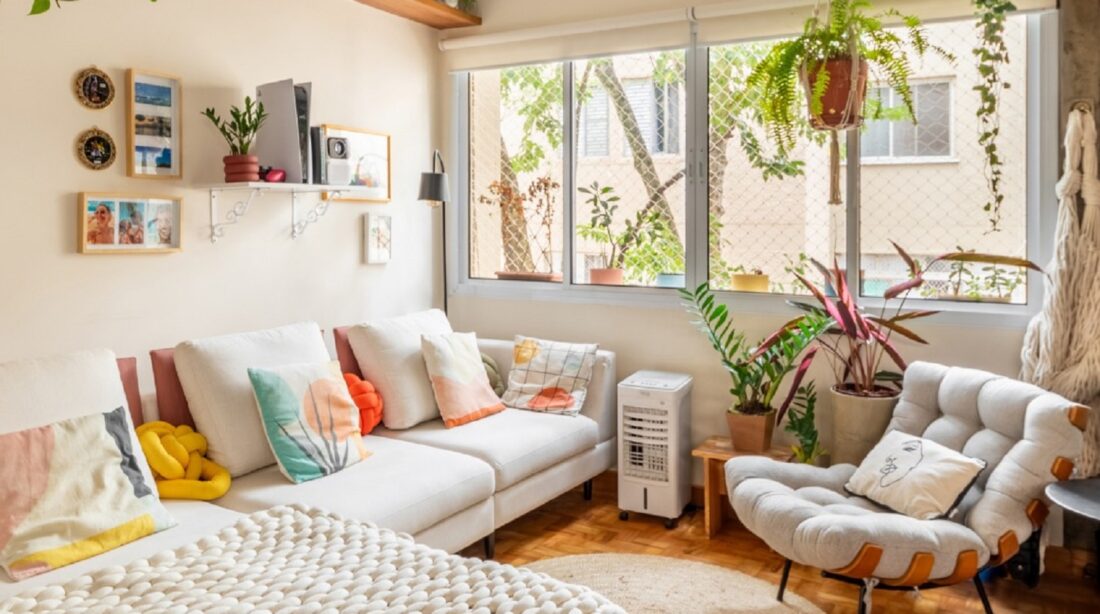 Sala de estar com almofadas e plantas
