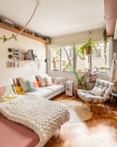 Sala de estar com almofadas e plantas