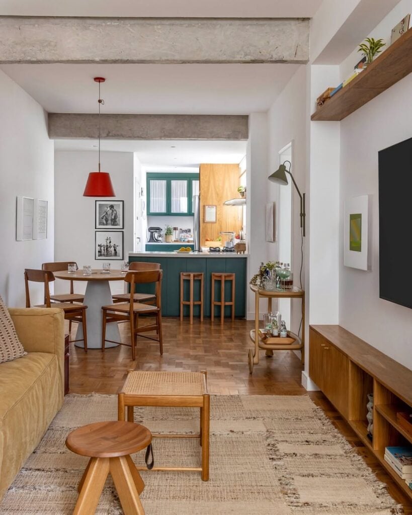 Sala de estar, sala de jantar e cozinha com balcão
