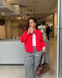 Look com cardigan vermelho feminino